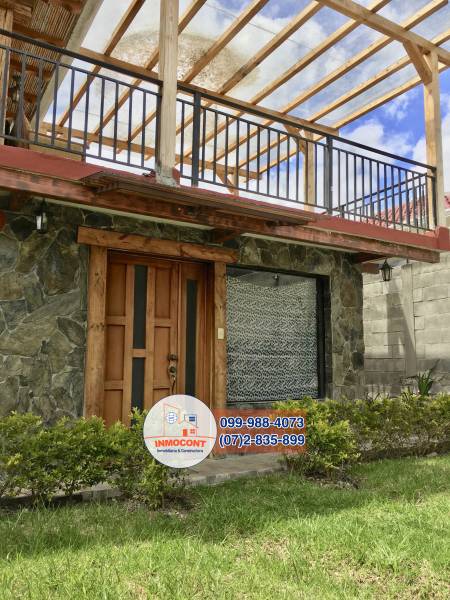 C1025 De venta hermosa casa remodelada con área verde